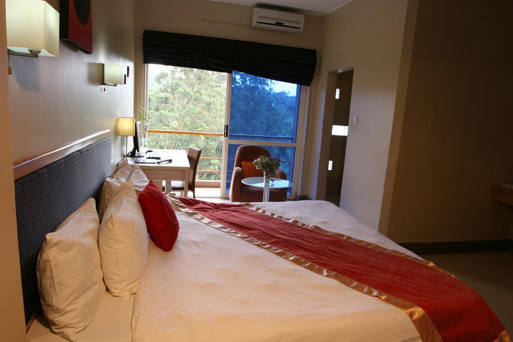 Metropole Hotel Kampala Esterno foto