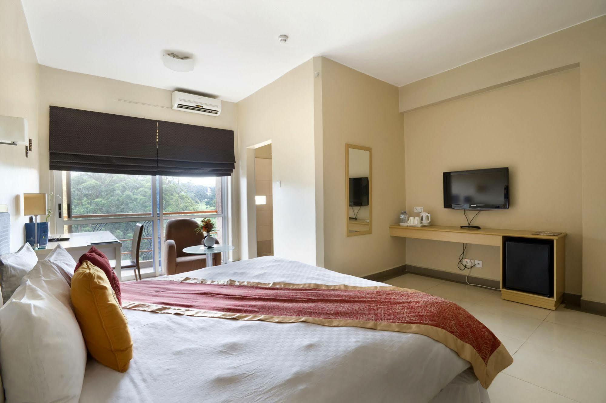 Metropole Hotel Kampala Esterno foto